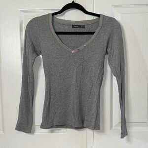 NWOT Mexx Heather Gray Long-Sleeve V-Neck Top with Button Detail